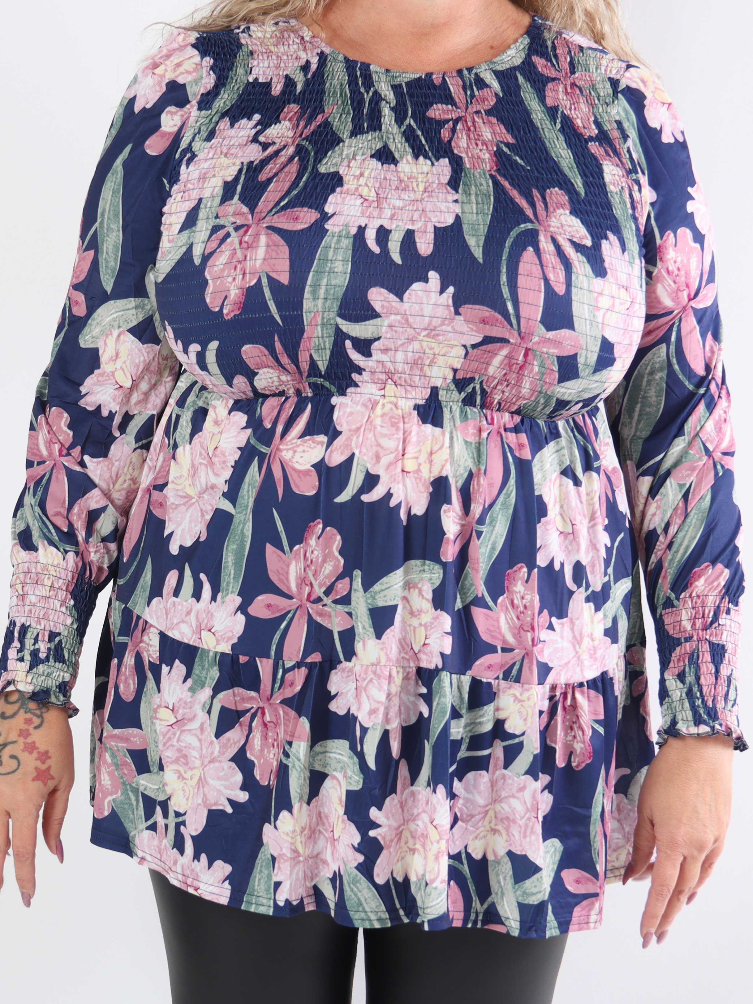 Kelly Flower Shirt - Elastisk plus size bluse med smock henover brystet